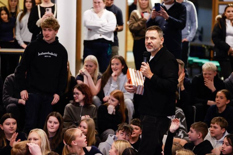 David Walliams makes surprise visit to Áslandsskóli School