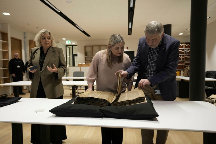 Photos: The manuscripts were escorted by the police to Edda