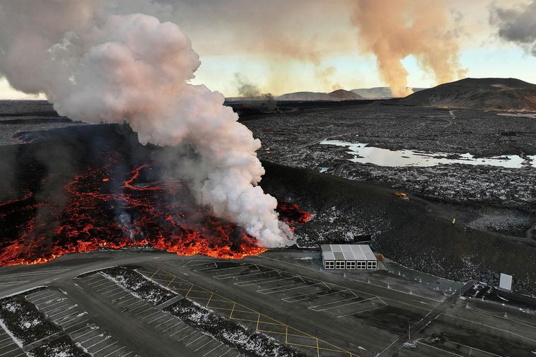 Part of the parking lot covered by lava: Impossible to assess damage
