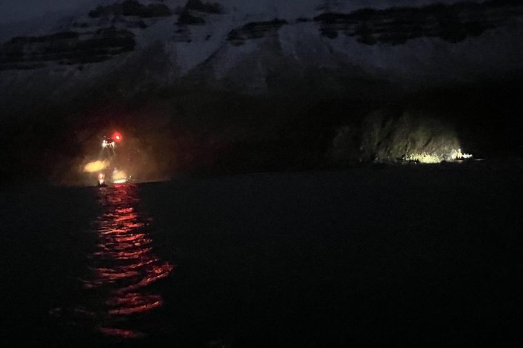 Rescue boats and ships called out due to ship stranding