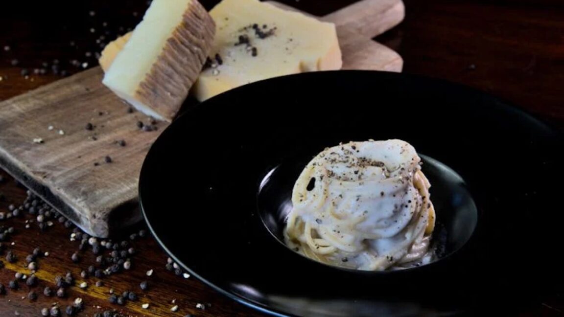 Physics of the perfect cacio e pepe sauce