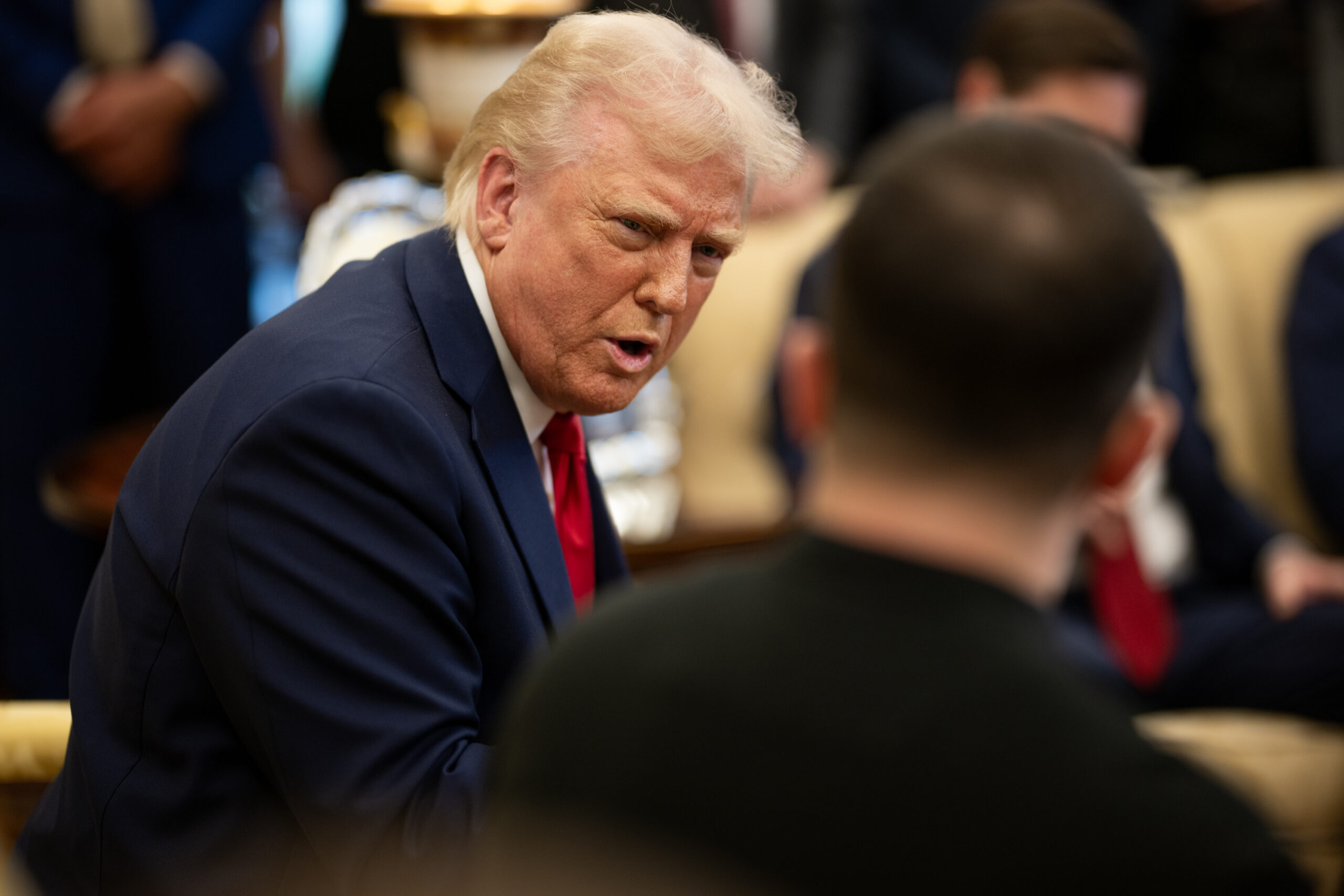 «Trøbbel for Trump 2.0», «kaotisk», «virvelvind»: Slik oppsummerer media Trumps første 100 dager som president