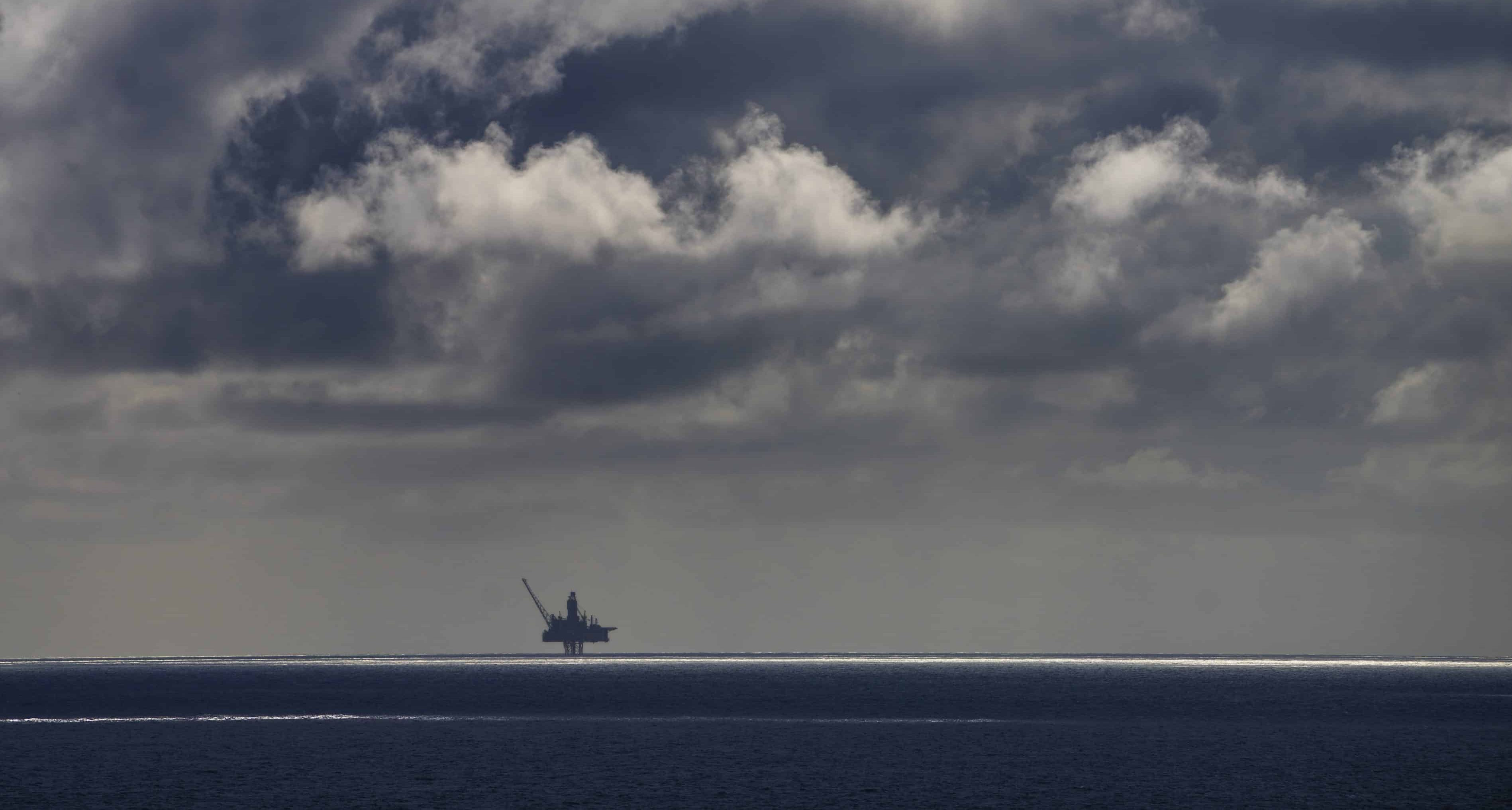 Oljeprisen nær treårsbunn: OPEC+ åpner for økt produksjon