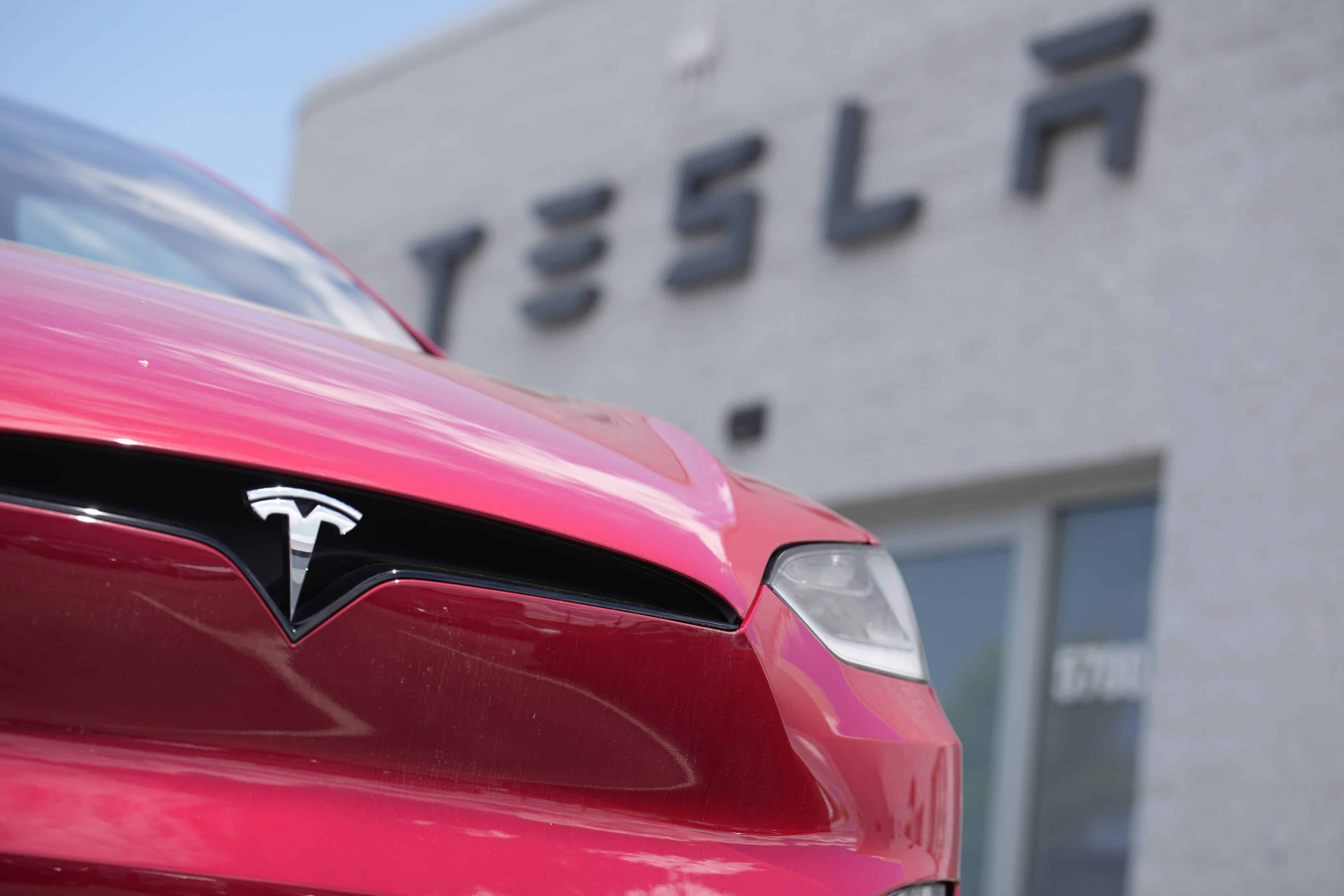 Tesla stupte på Wall Street
