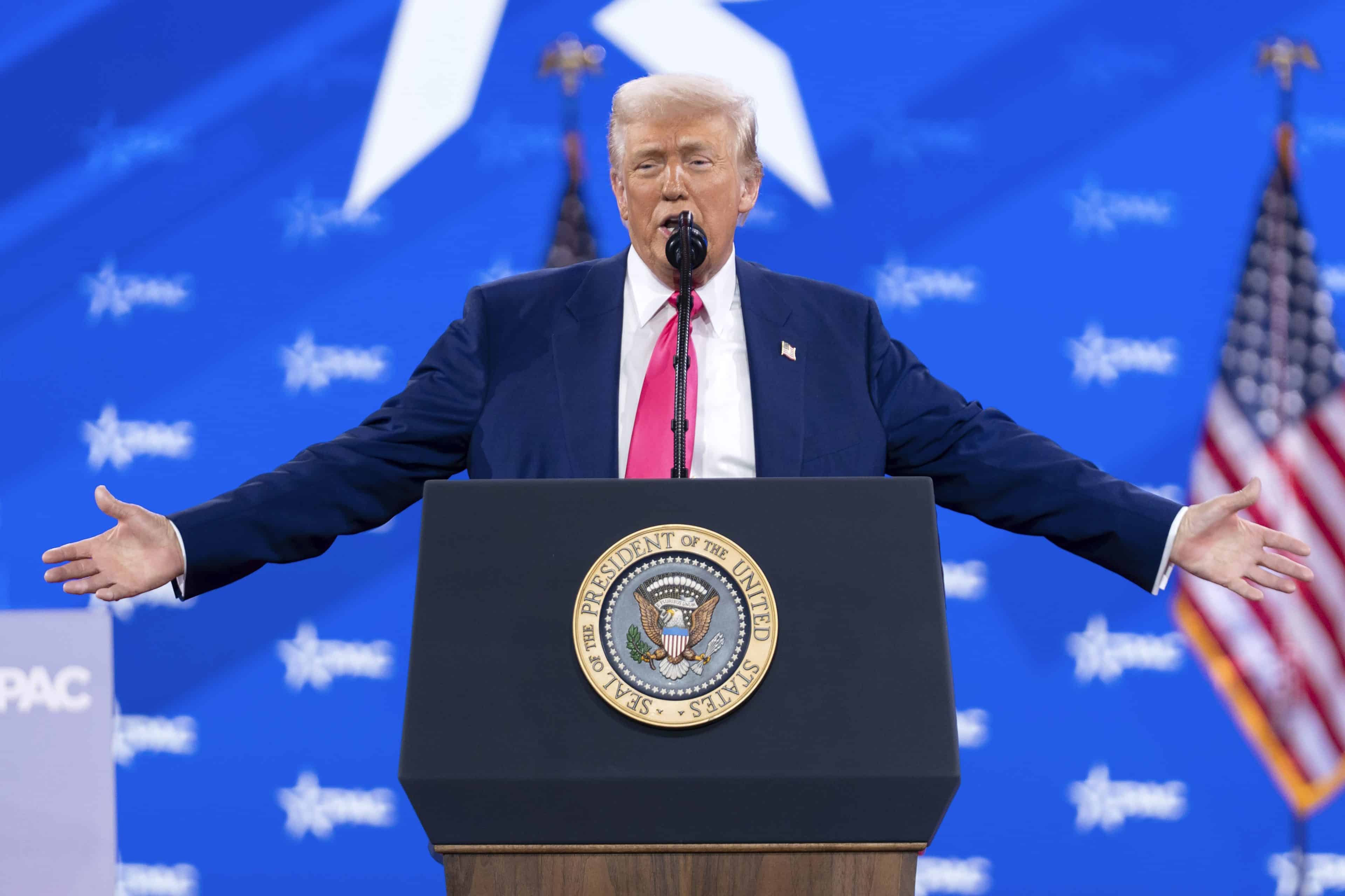 Trump raser mot pengesløsing: – Hvorfor betaler vi for omskjæringer i Mosambik? (+)