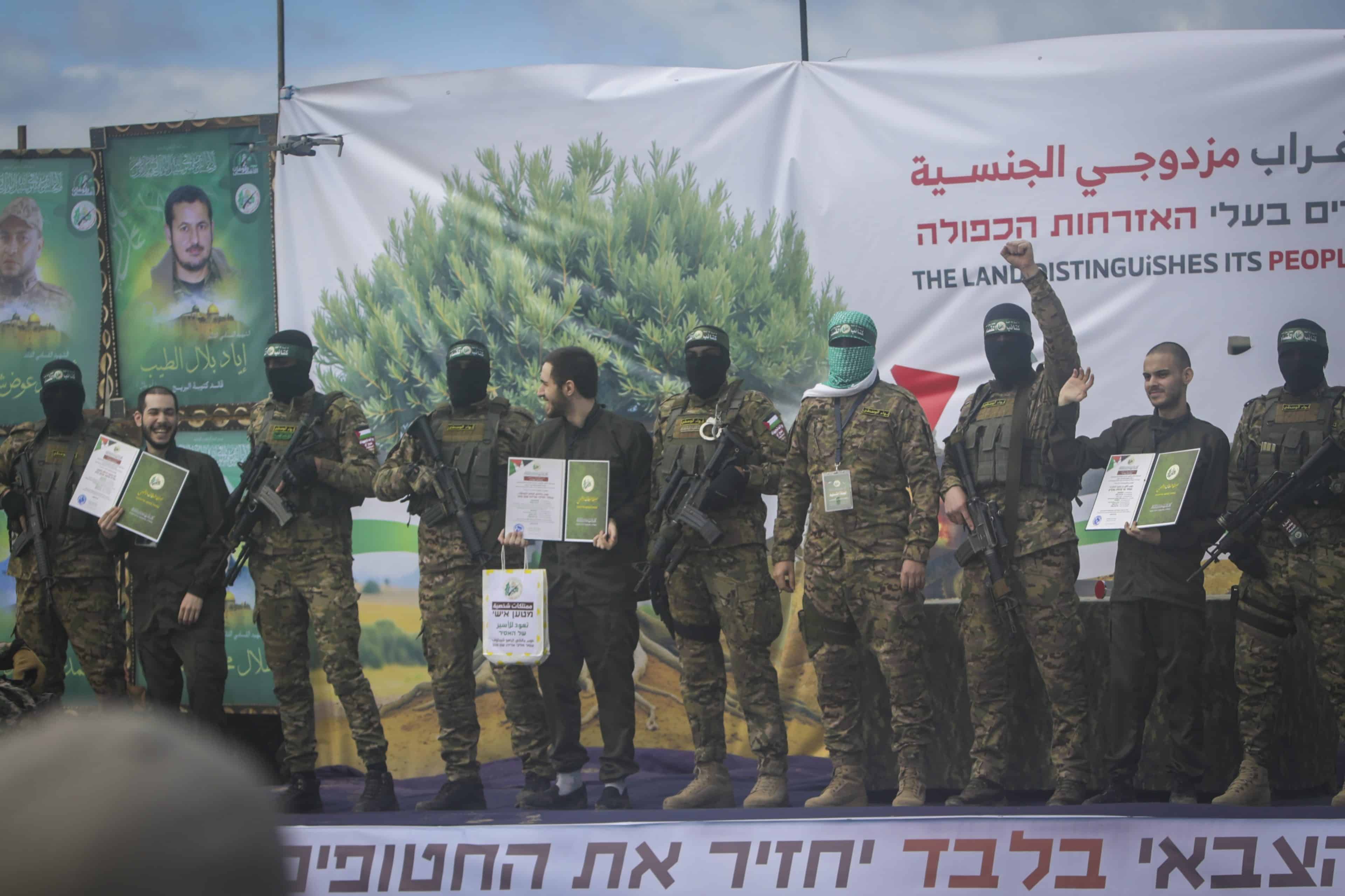 Stanser løslatelse av palestinske fanger etter ydmykende Hamas-seremonier