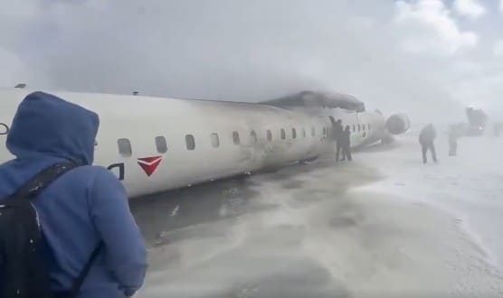 Fly veltet under landing i Toronto