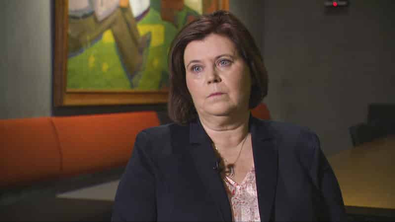Minister trekker seg og deler 35 år gammel hemmelighet