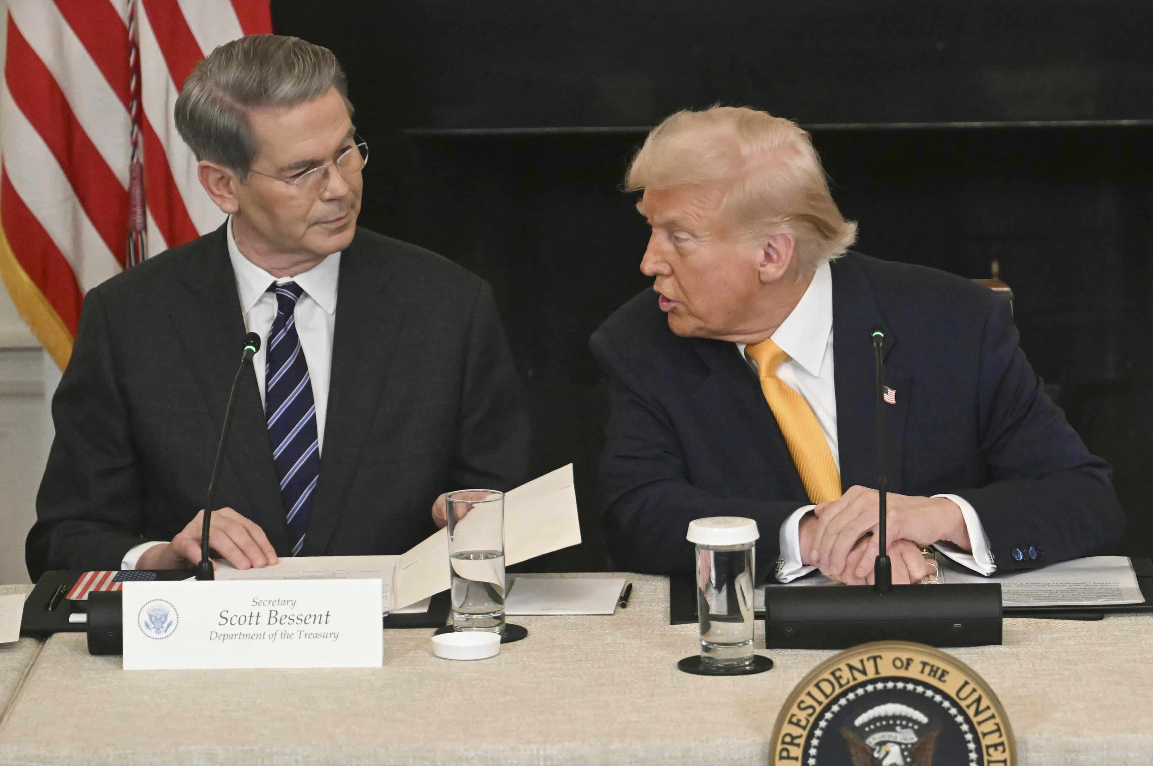 Bessent prøver å «lirke» Trump mot å forhandle tollsatser: – Markedene vil fortsette å smelte ned