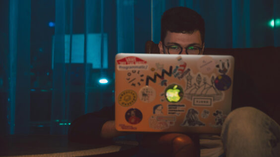 (+) Mange incels er arbeidsledige. For dem er det et statussymbol å ikke jobbe, mener forskere