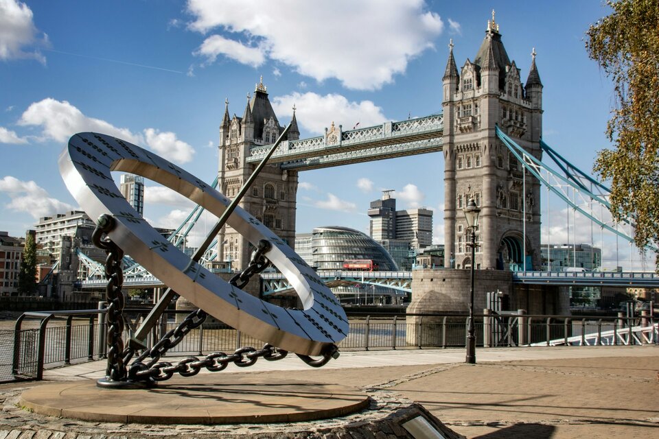 Walking from Tower Hill to Canary Wharf | Thames Path