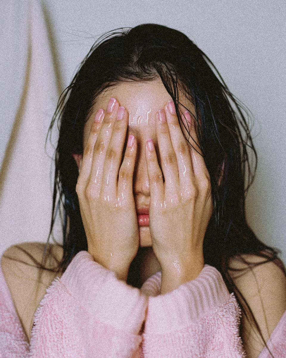 The Worst Anti-Aging “Hacks”: From Anti-Wrinkle Straws To The Morning Shed