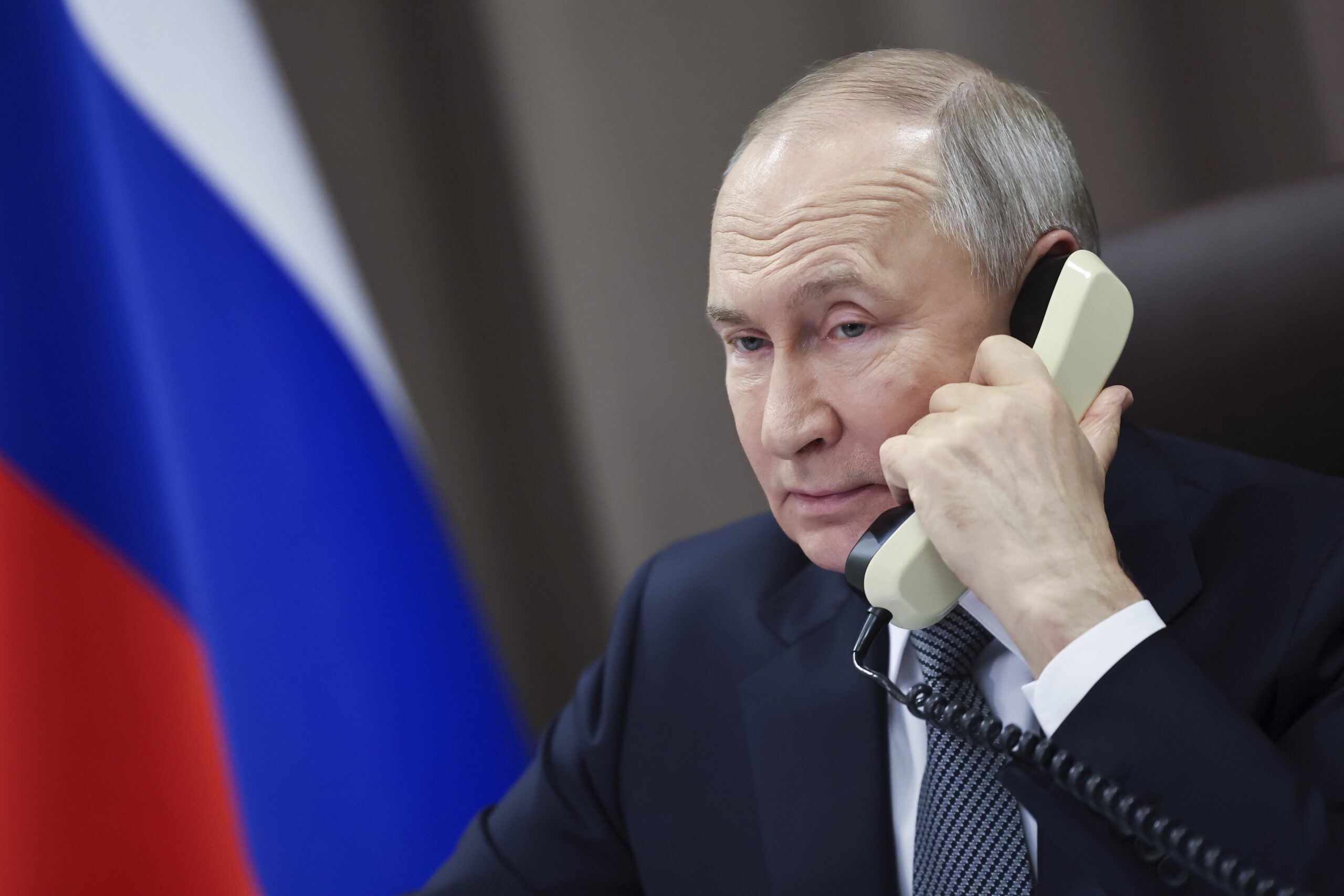 Putin inspiserer soldater nær fronten – Ukraina trekker seg tilbake