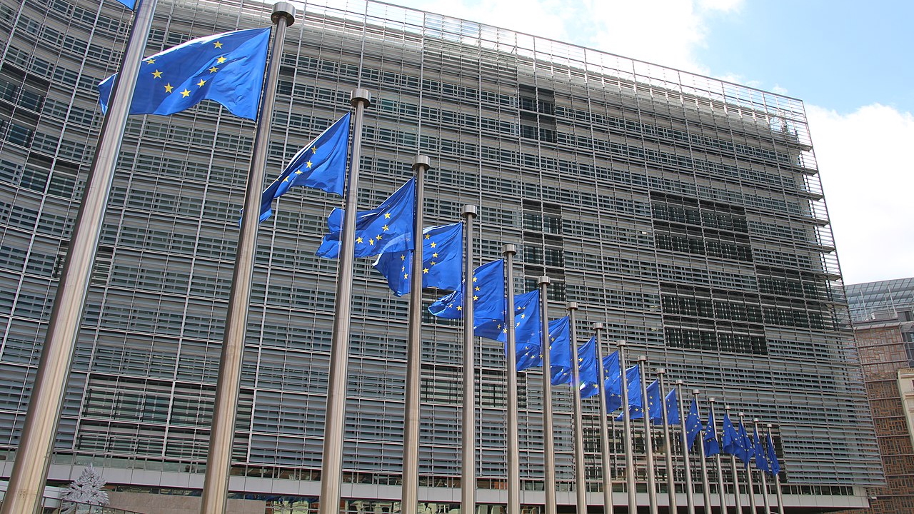 EU overveier å utsette «karbon­toll­en» og gi unntak for mindre importører