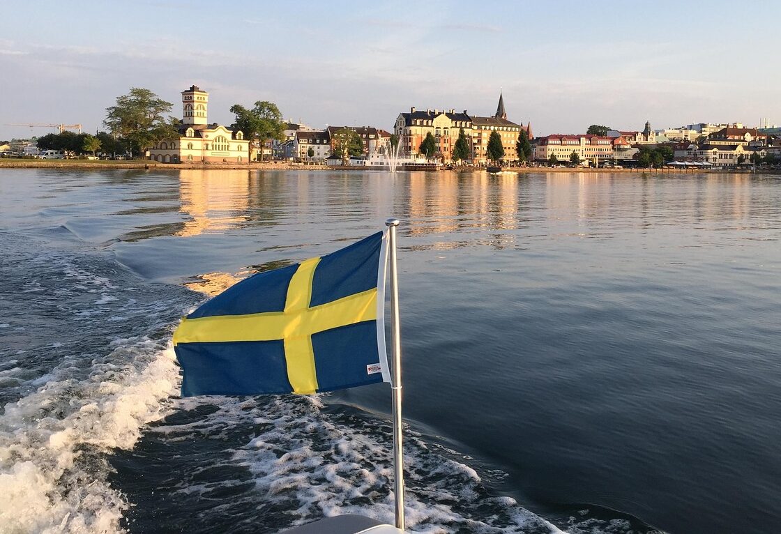 18 personer tiltalt etter drap på to gutter i Sverige
