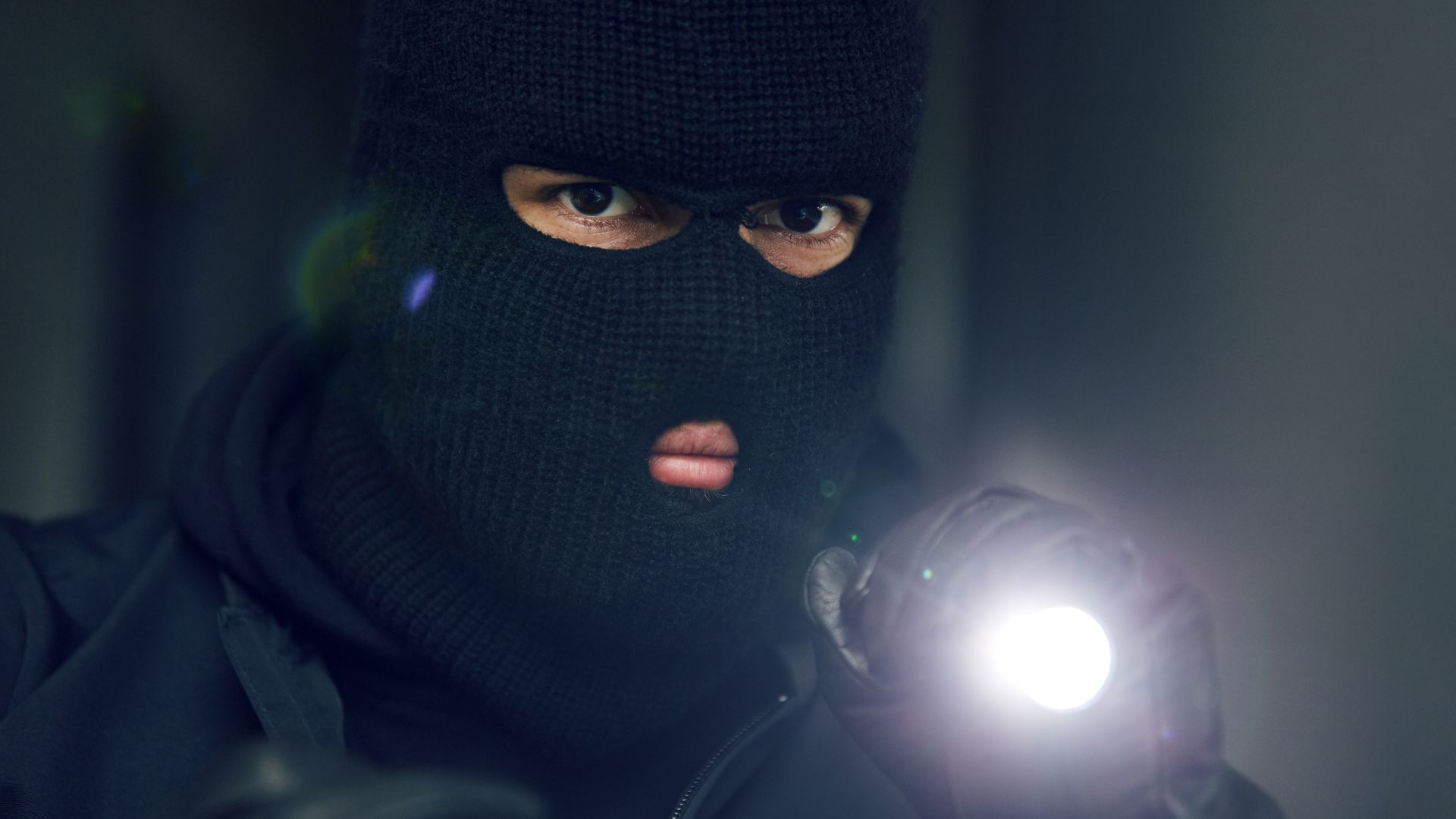 Maskerte menn ranet ung mann i Jessheim