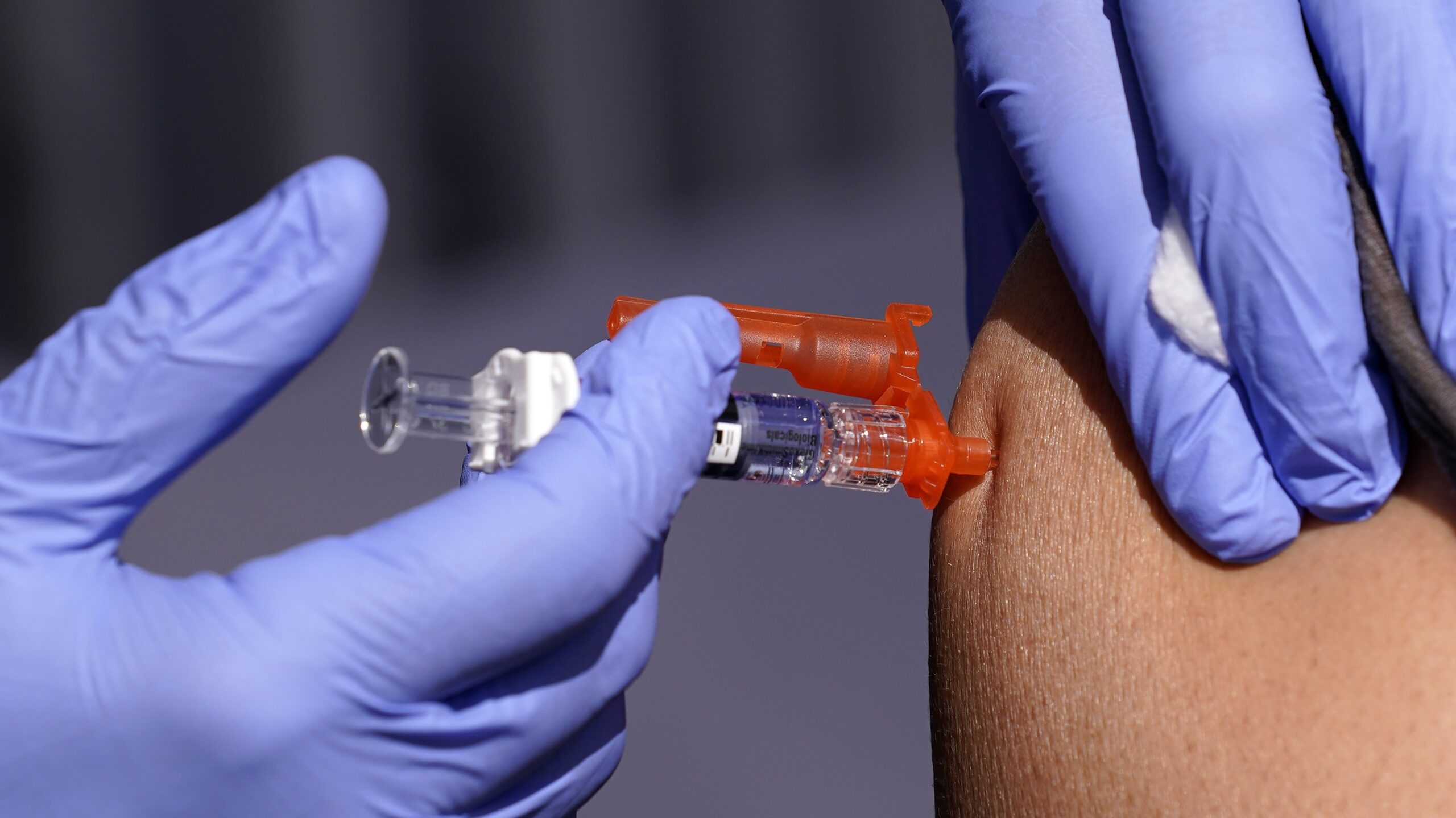 EU godkjenner selv­forsterkende mRNA-vaksine mot covid-19
