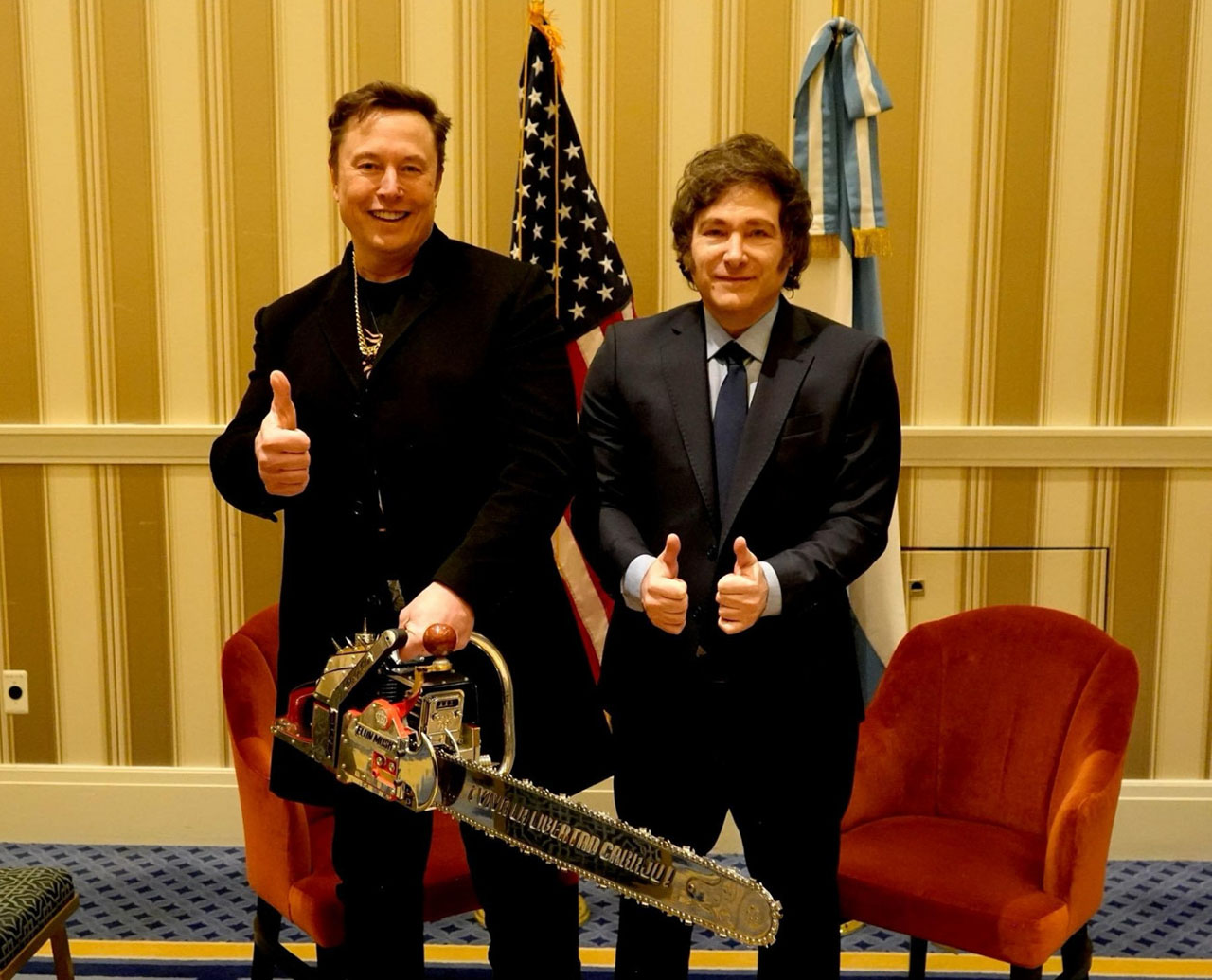 Motorsag-kameratene: Milei overrakte Musk en motorsag på CPAC