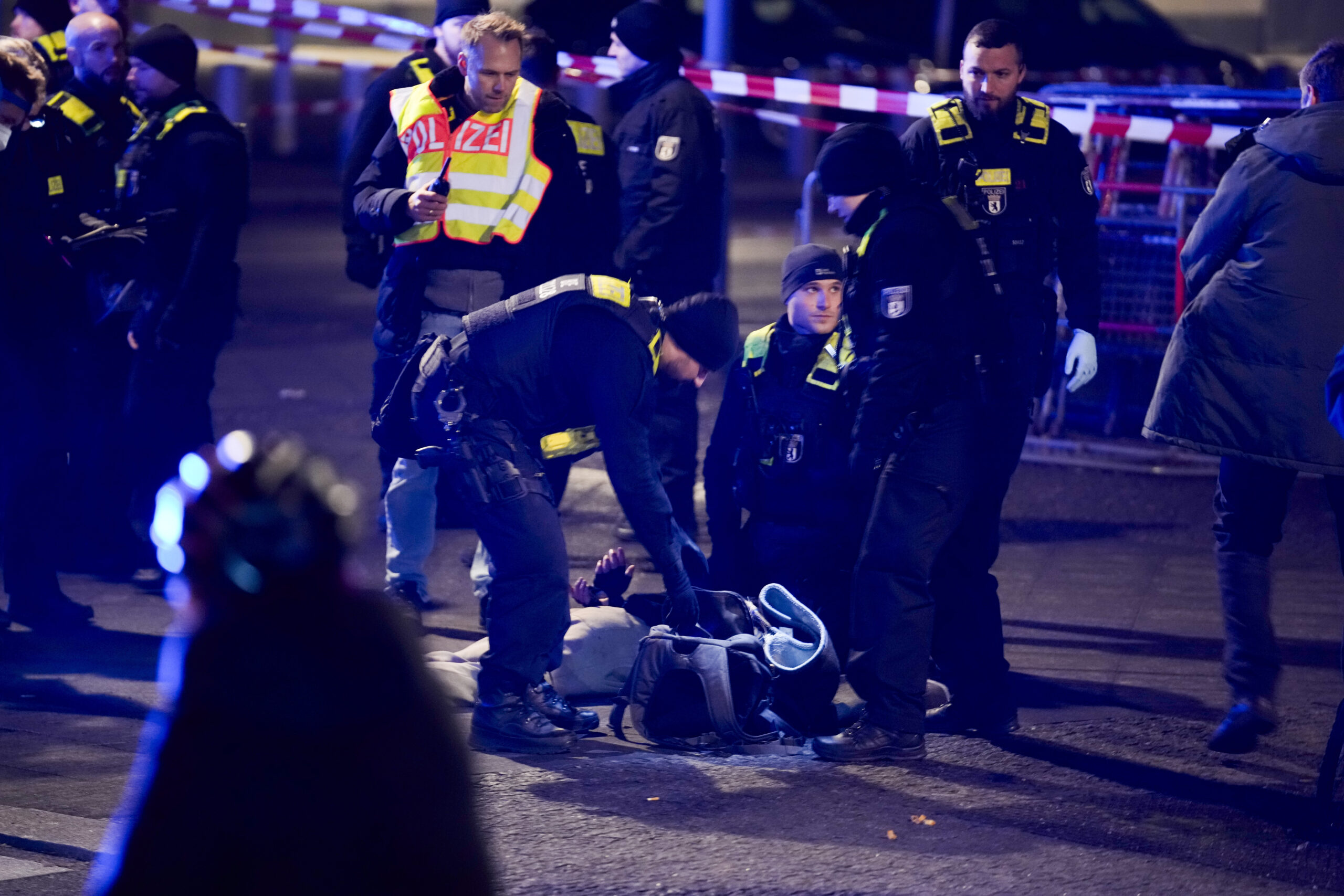 Mann alvorlig skadet i knivangrep ved Holocaust-minnesmerket i Berlin