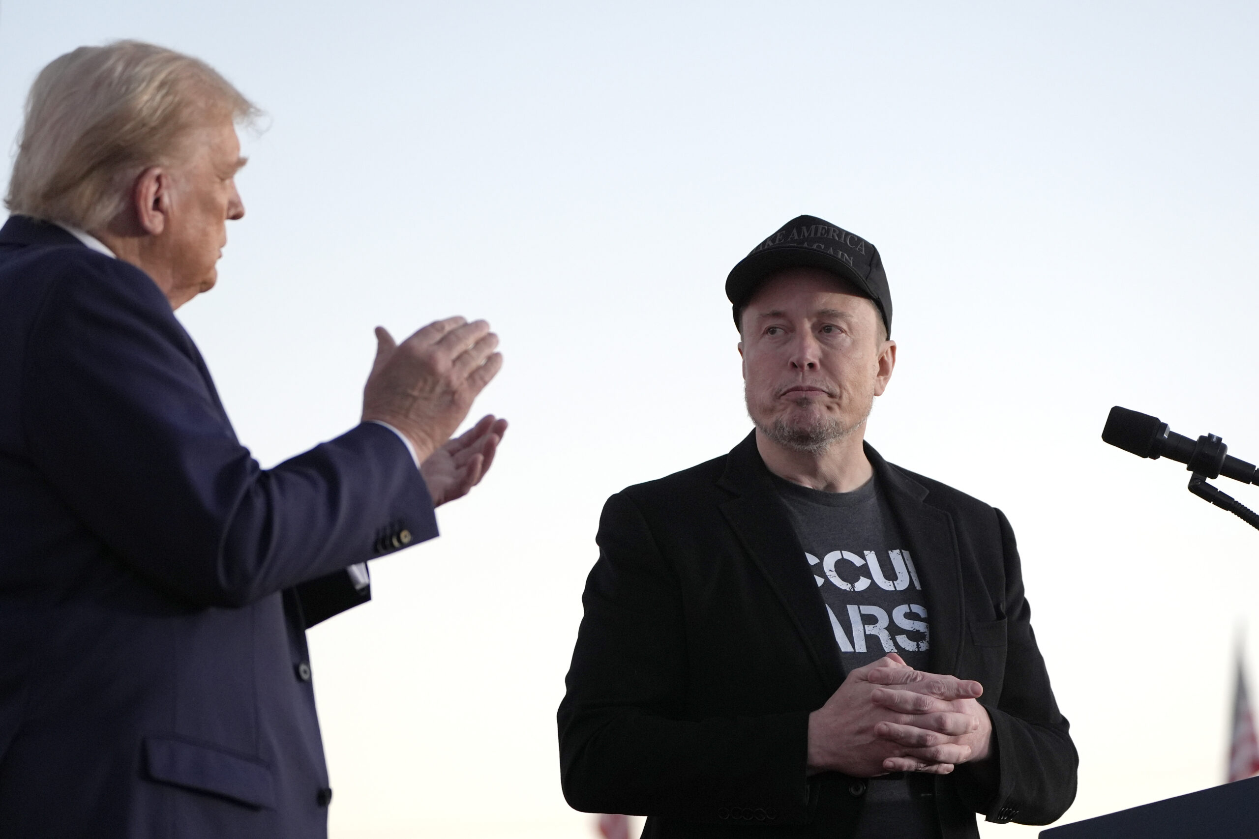 Føderale ansatte sier opp i stedet for å hjelpe Musk og DOGE