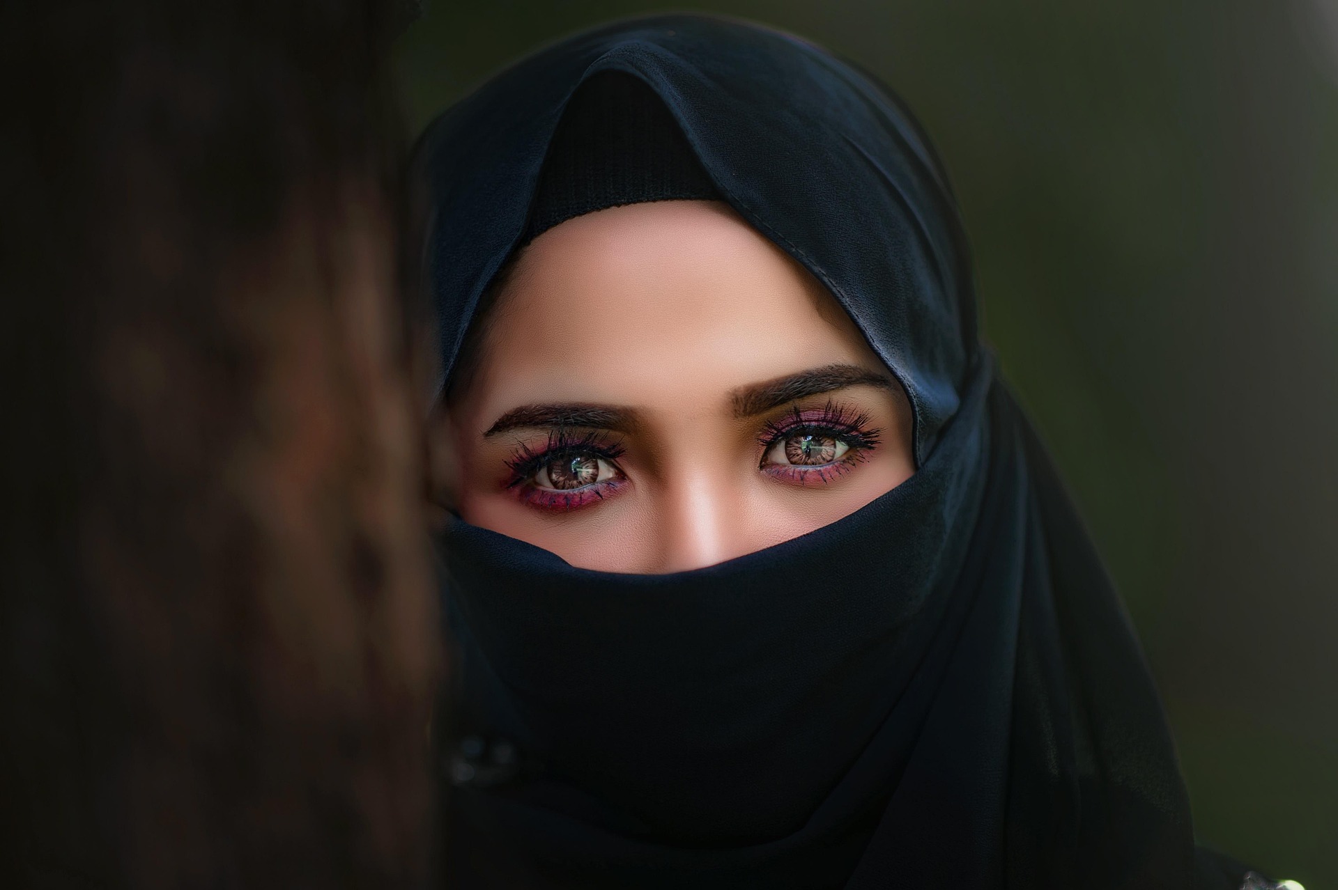 Bilder av muslimske kvinner uten hijab kan bli straffbart for briter