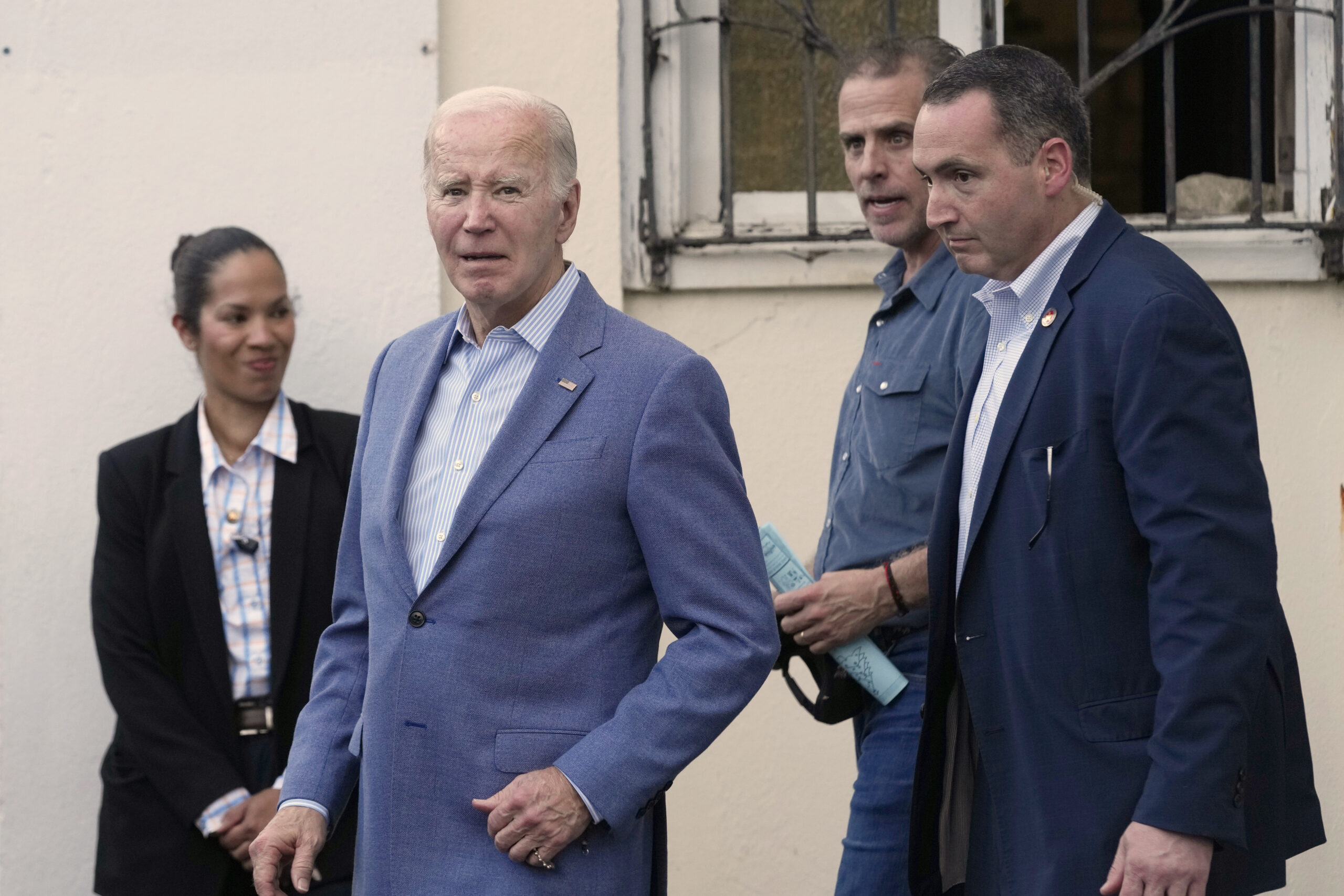 Bidens benådninger gjelder ikke, siden han ikke signerte dem selv, mener Trump
