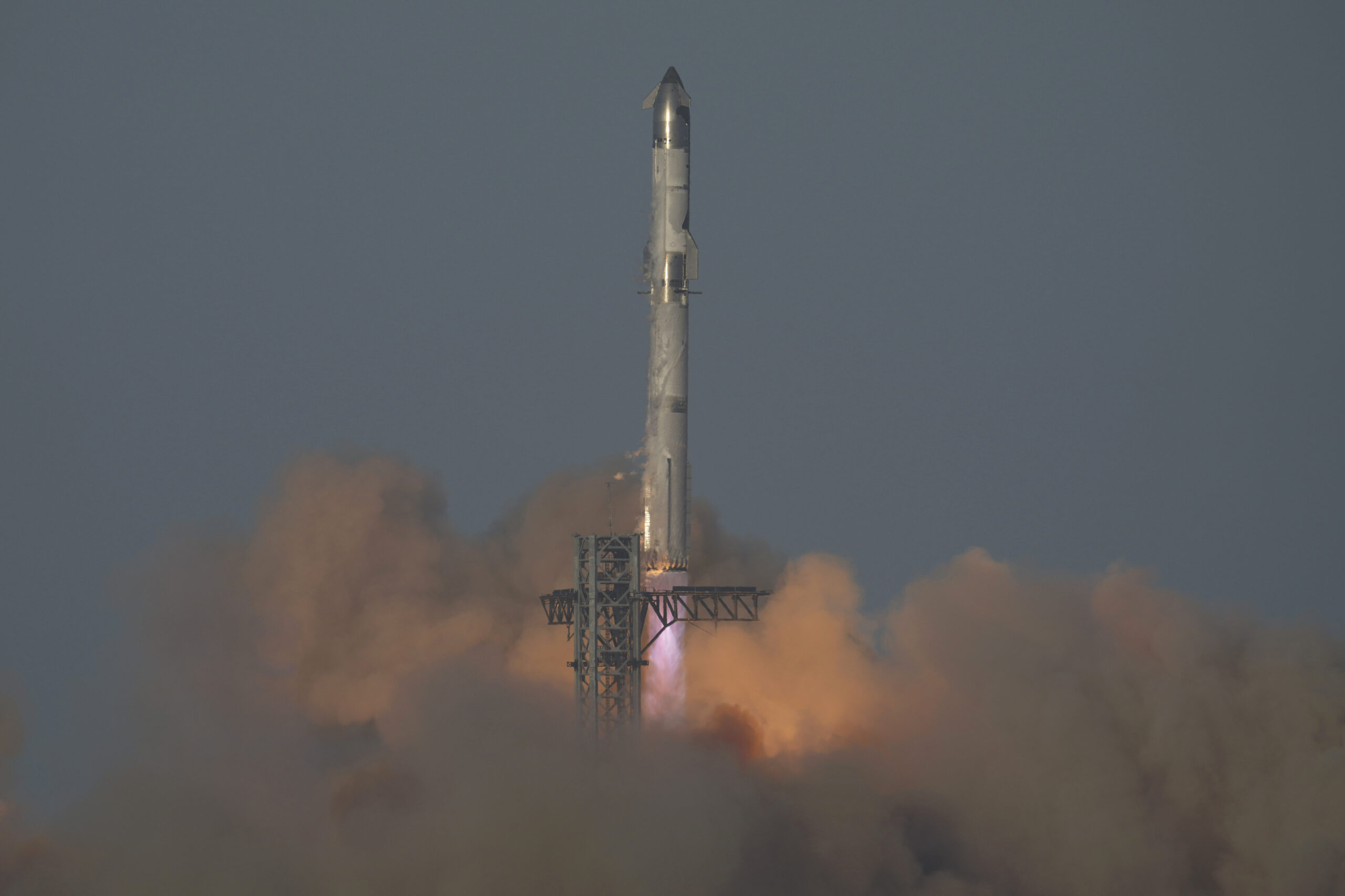 Nordmann vitne til SpaceX-eksplosjon: – Brennende deler falt av i alle retninger