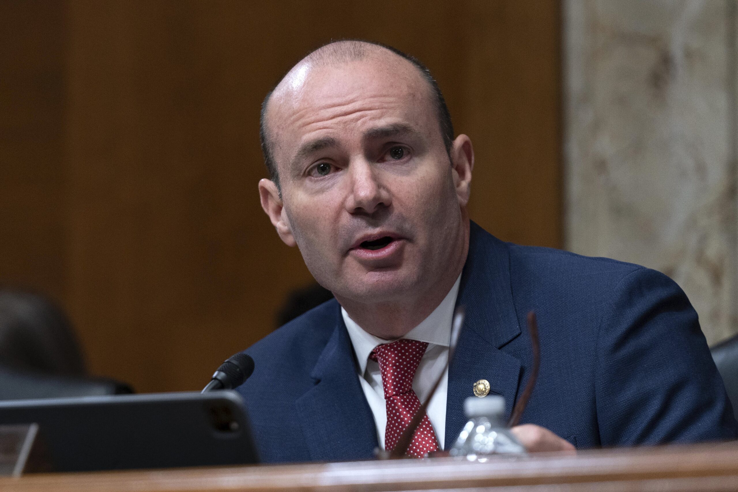 Senator Mike Lee reagerer sterkt på bunkersboikott fra Norge: -På tide å forlate Nato