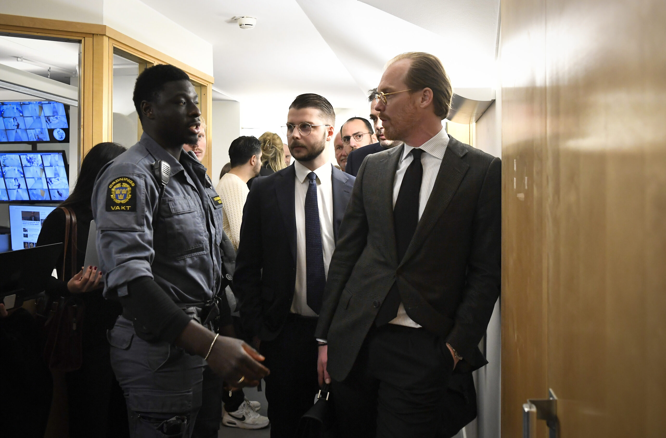Fullsatt rettssal i Stockholm – 18 tiltalt for drap på to 14-åringer