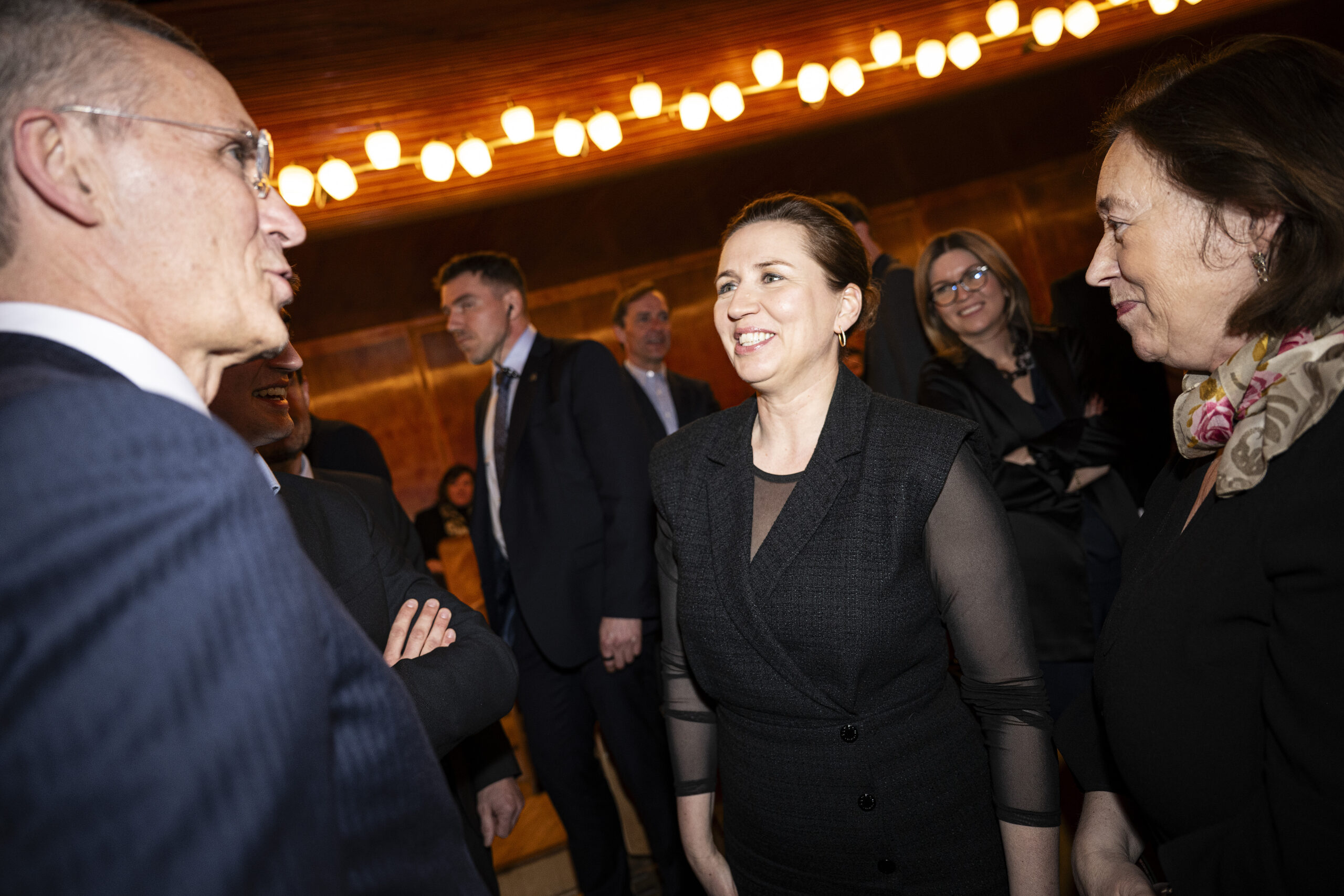 Frederiksen og Stoltenberg fyrer opp under krigen