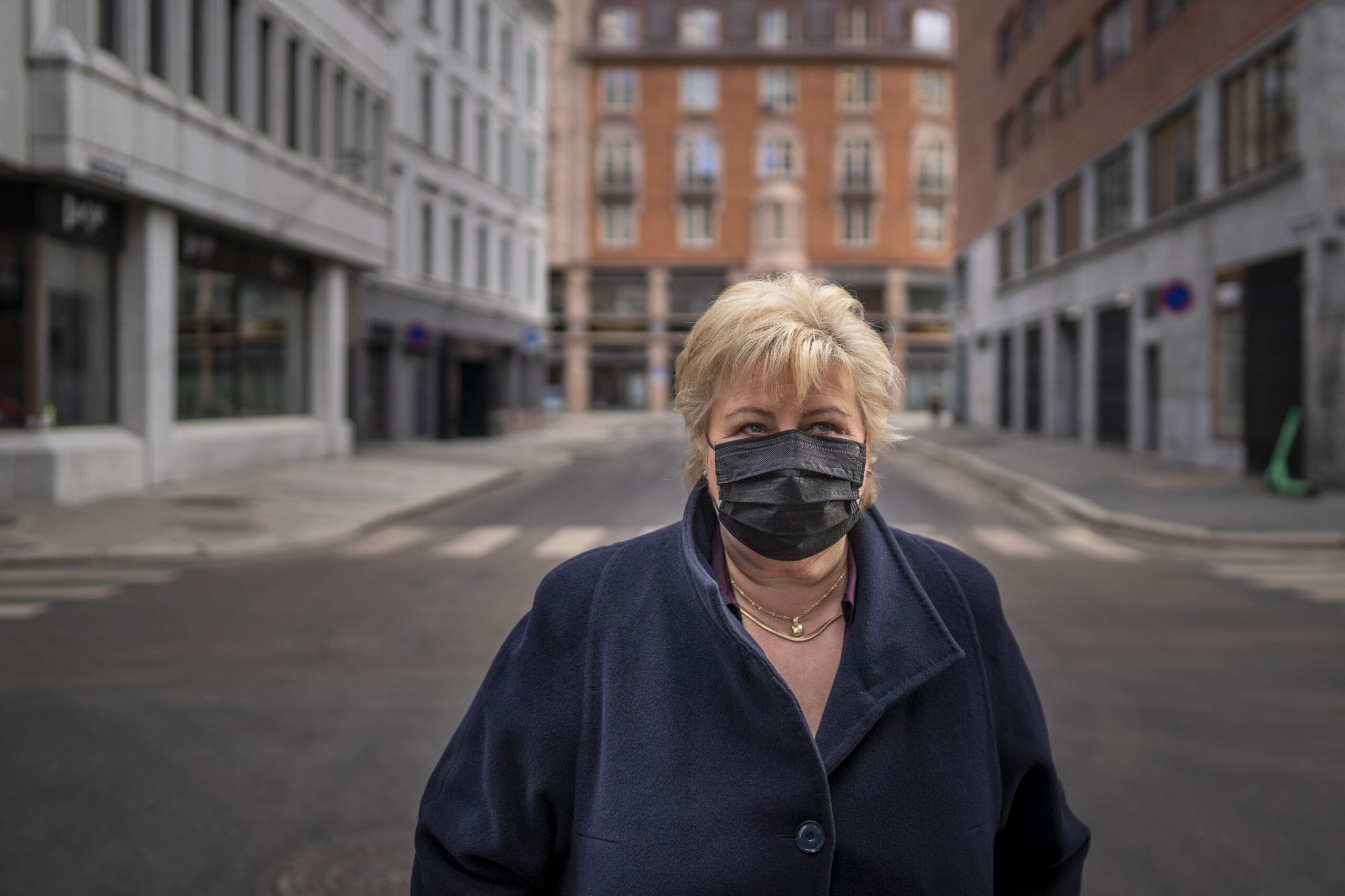 Norge var i «verdensklasse» på korona-håndtering, hevder Erna Solberg