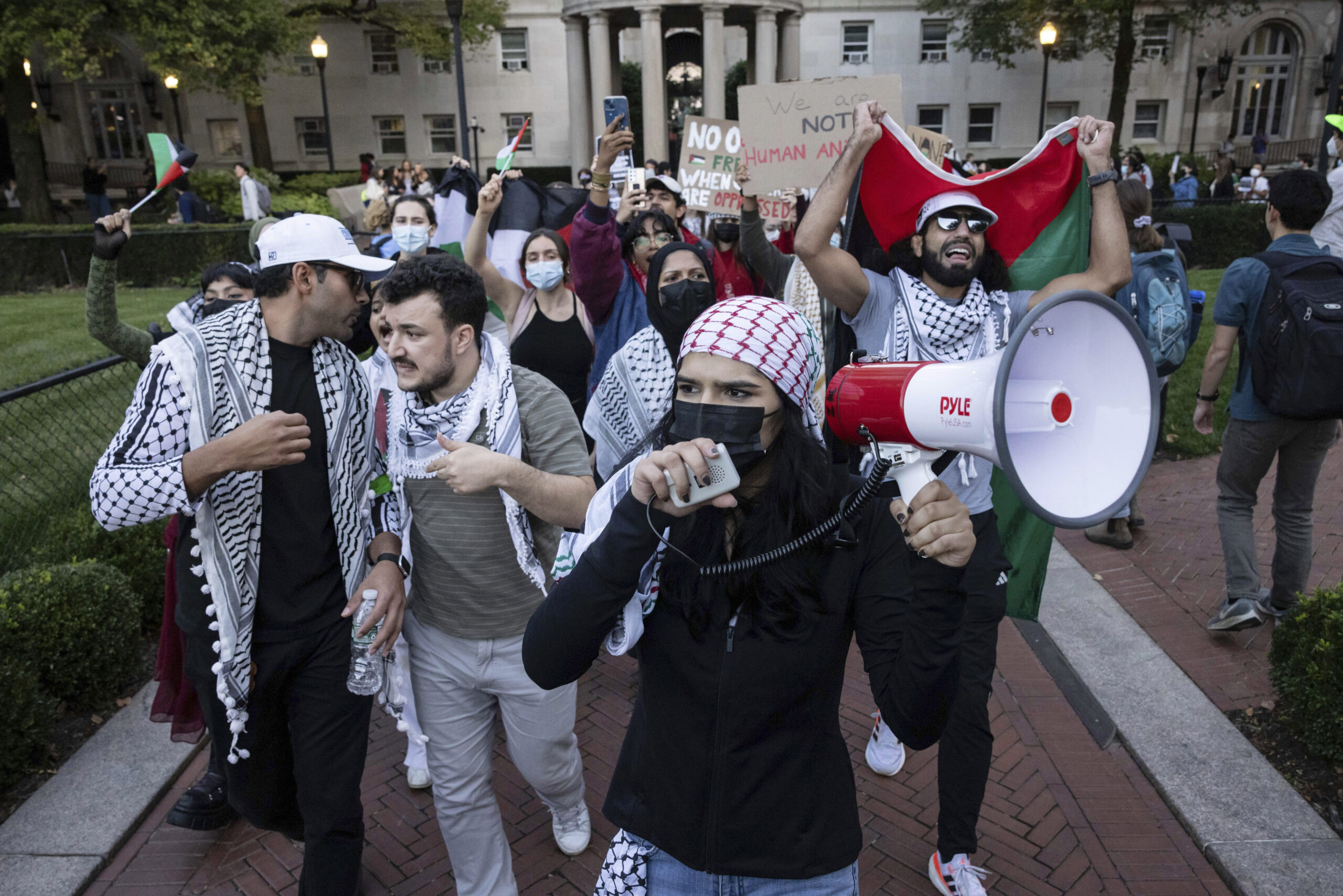 Columbia University kunngjør suspensjoner og utvisninger i forbindelse med pro-palestinske demonstrasjoner