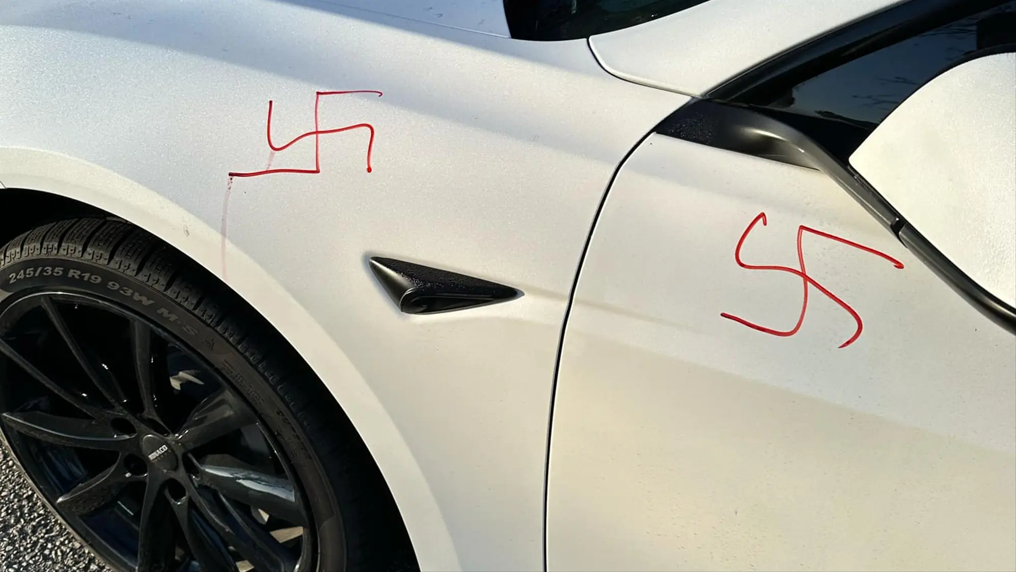 Kampen mot «nazistiske» elbiler fra Tesla: «Det var malt to hakekors på bilen min»