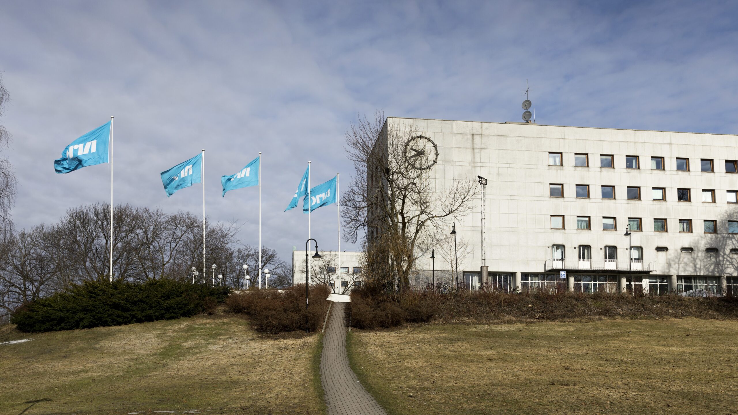 Trenger vi NRK når alt vi får er et spark i trynet?
