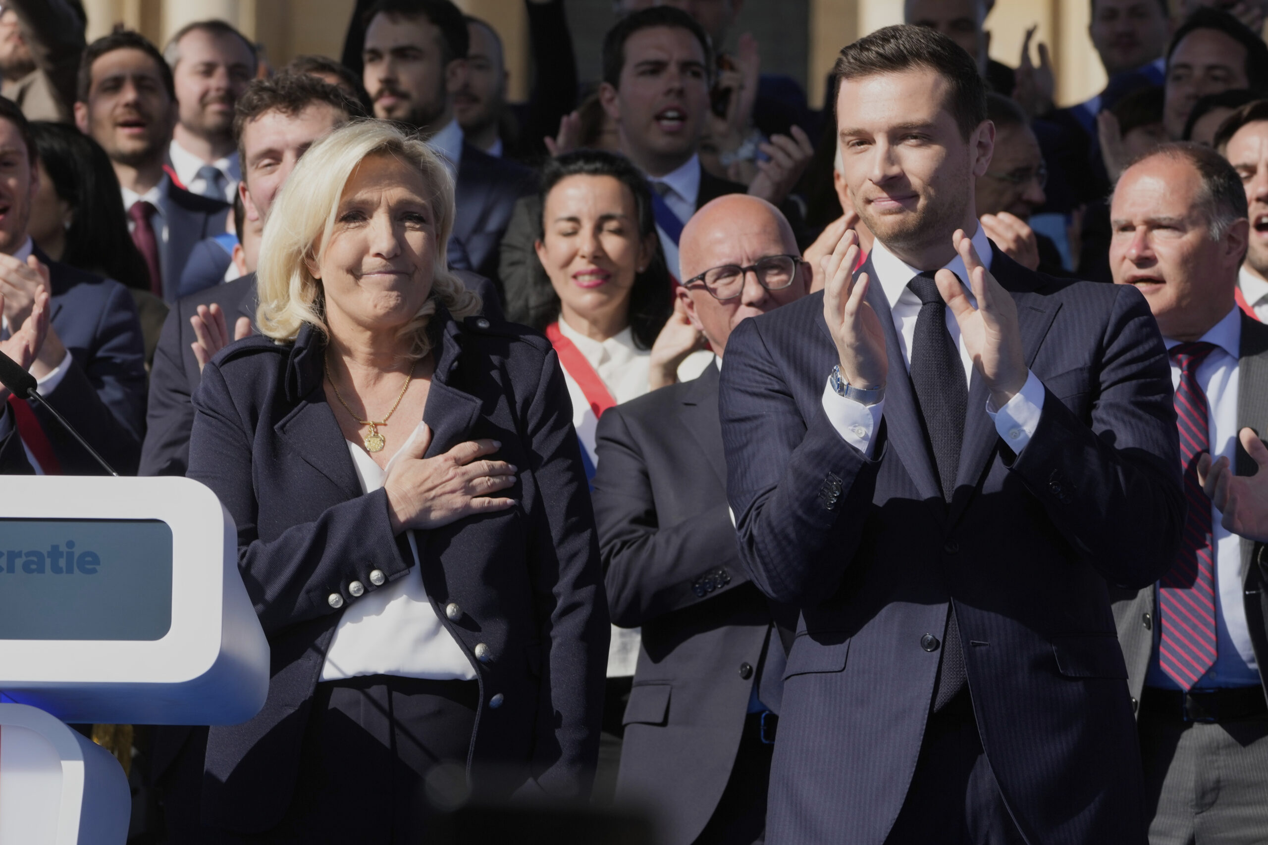 Le Pen kalte dom «politisk» foran tusenvis av tilhengere i Paris