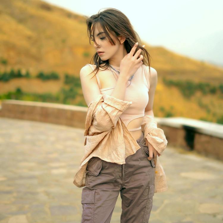 How to Style Cargo Pants for a Chic Travel & Airport Look