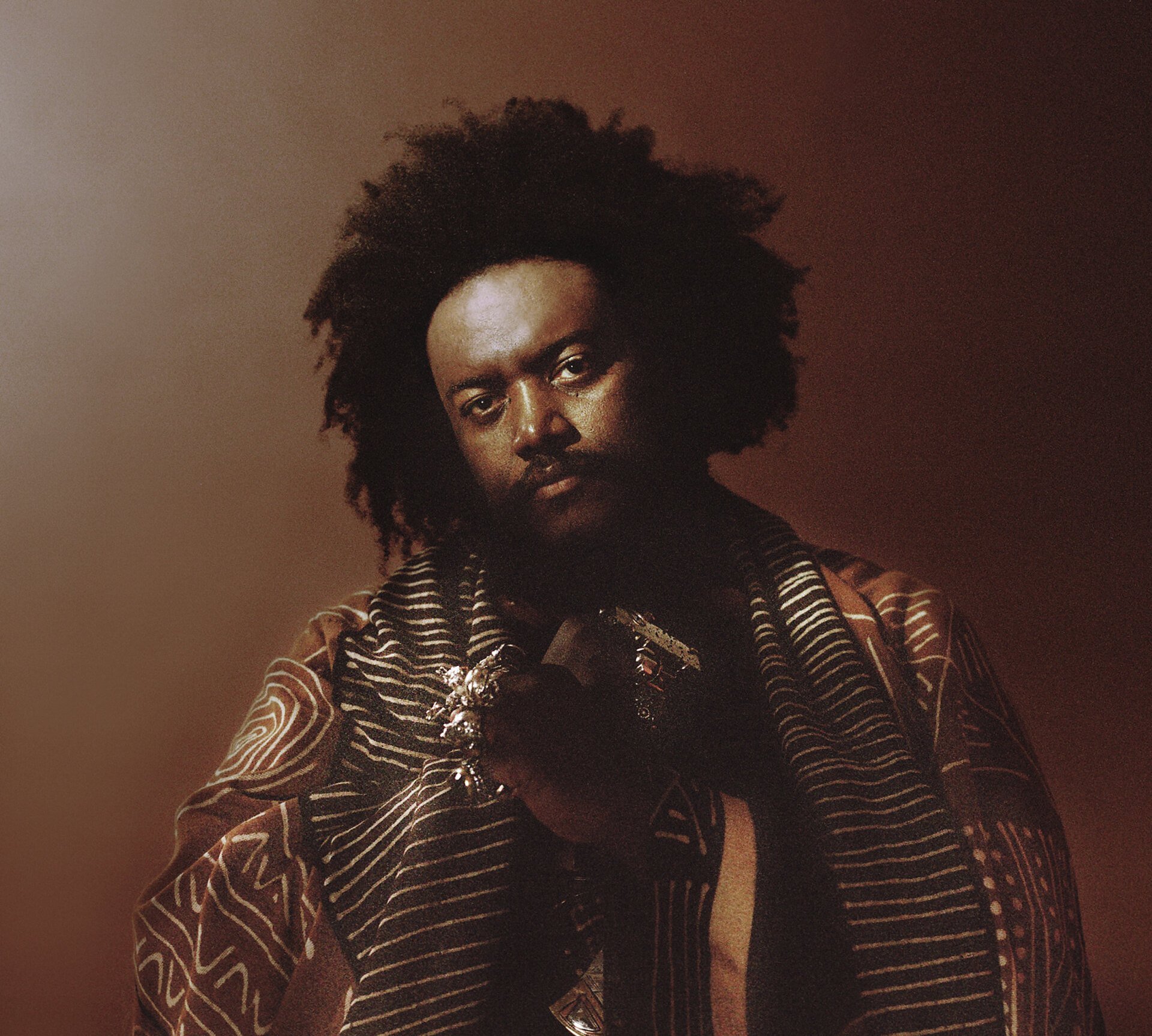 Yhdysvaltalainen multi-instrumentalisti ja säveltäjä Kamasi Washington saapuu Suomeen