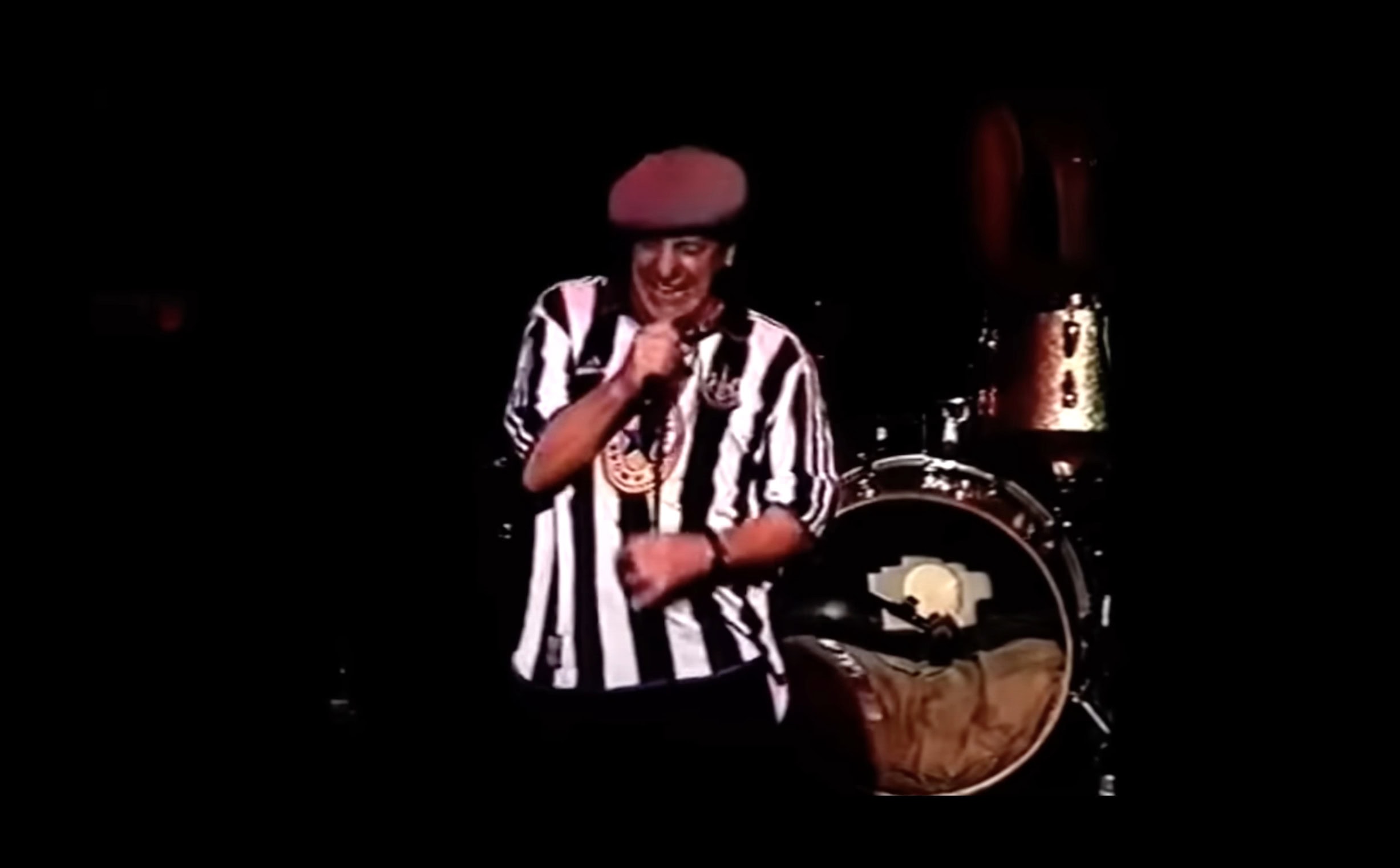 Yllättävä keikkavideo julki – näin sujuu AC/DC:n Brian Johnsonilta Toton jättihitti