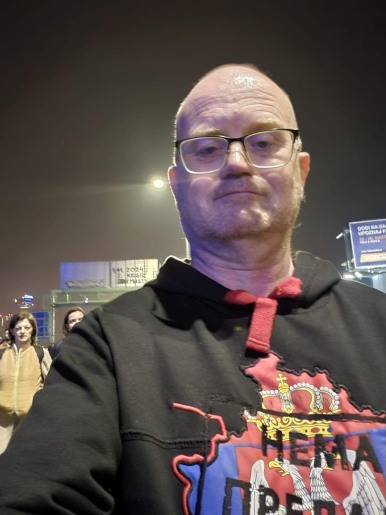 Hundretusener i fredelige demonstrasjoner i Beograd