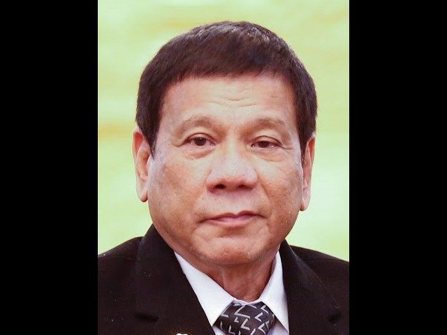 Rodrigo Duterte arrestert og underveis til straffedomstolen i Haag